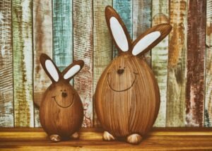 Table Settings in Bloom: Easter Decor Meets Fashion-Inspired Elegance